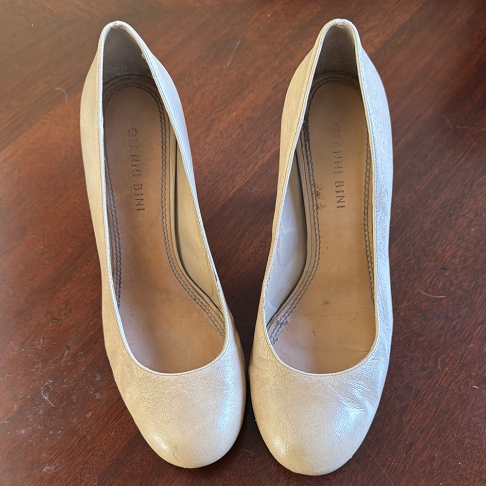 Gianni Bini Tan Heels with Rounded Toe and Sturdy Medium Height